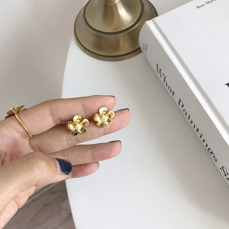 Flower Pearl Stud Earrings In Gold