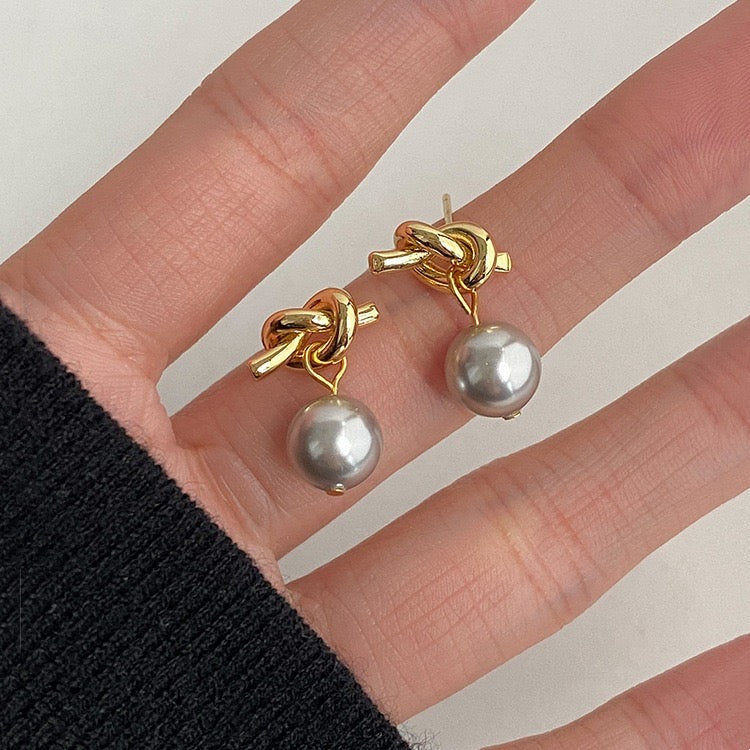 Knot Grey Pearl Earrings In Gold