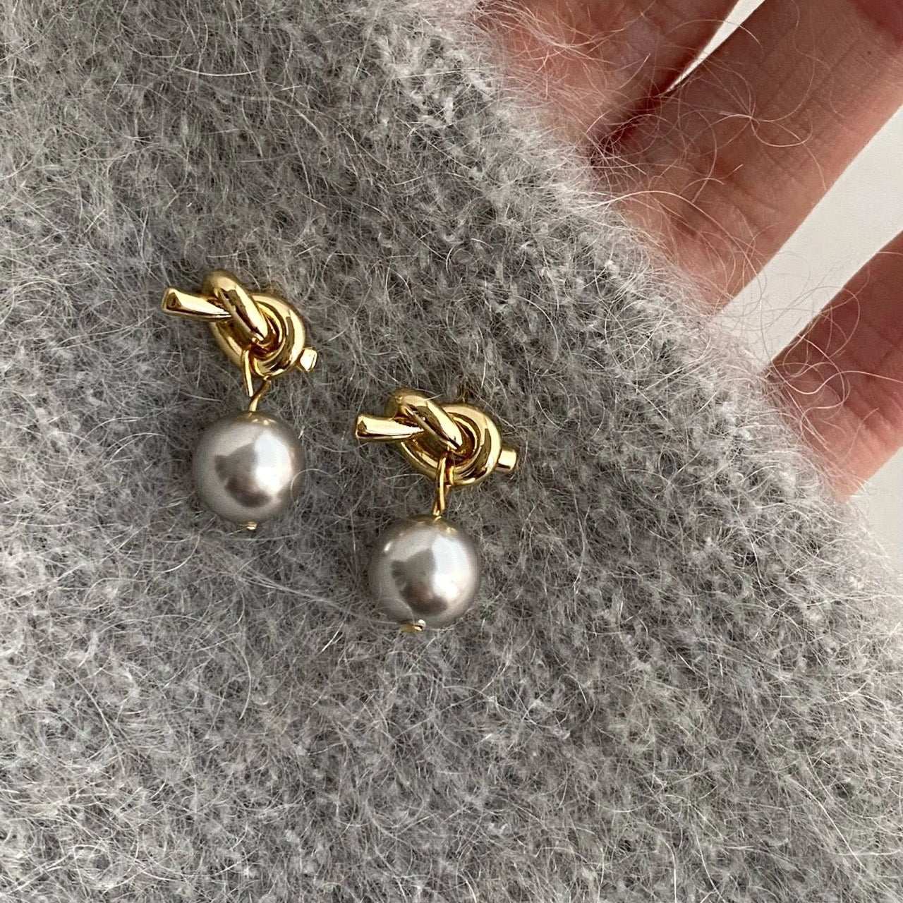 Knot Grey Pearl Earrings In Gold