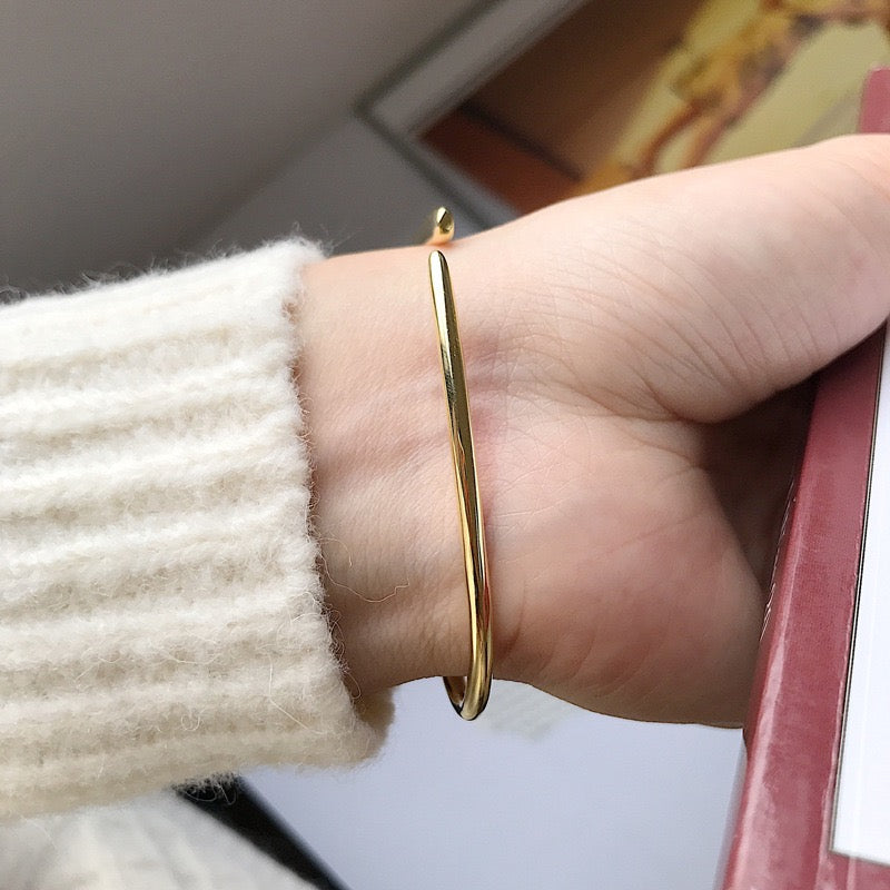 Figure Triangular Bendy Sleek Bracelet In Gold