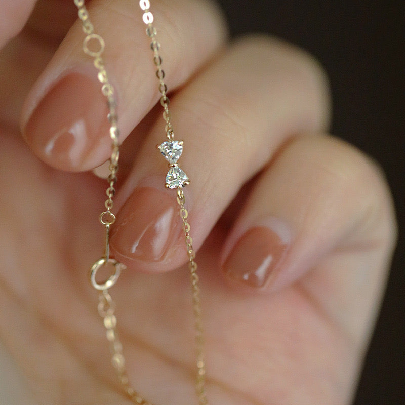 Bow detailed bracelet in gold