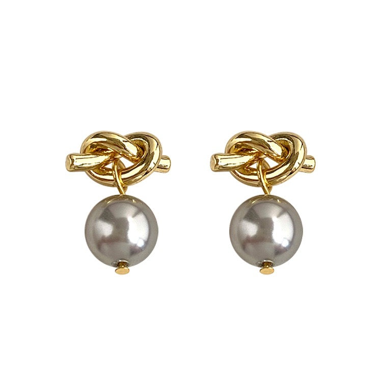 Knot Grey Pearl Earrings In Gold