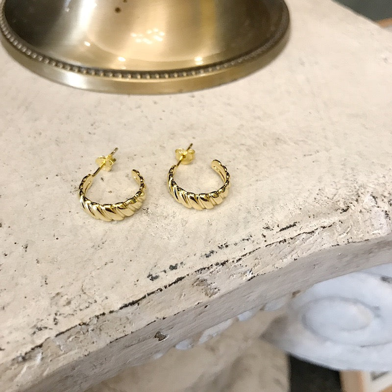 Croissant Dome Half Hoop Earrings In Gold