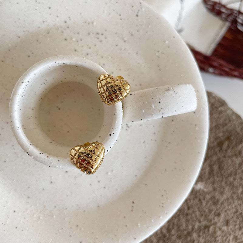 Patterned Heart Stud Earrings In Gold