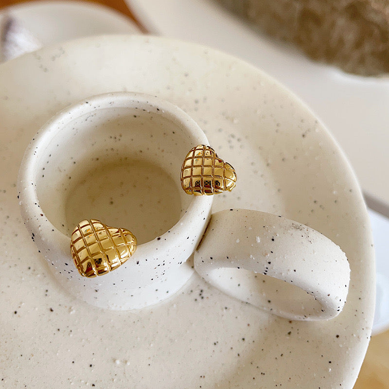 Patterned Heart Stud Earrings In Gold