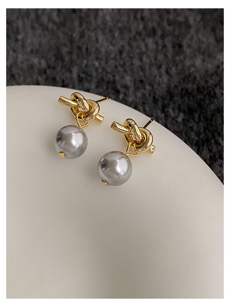 Knot Grey Pearl Earrings In Gold