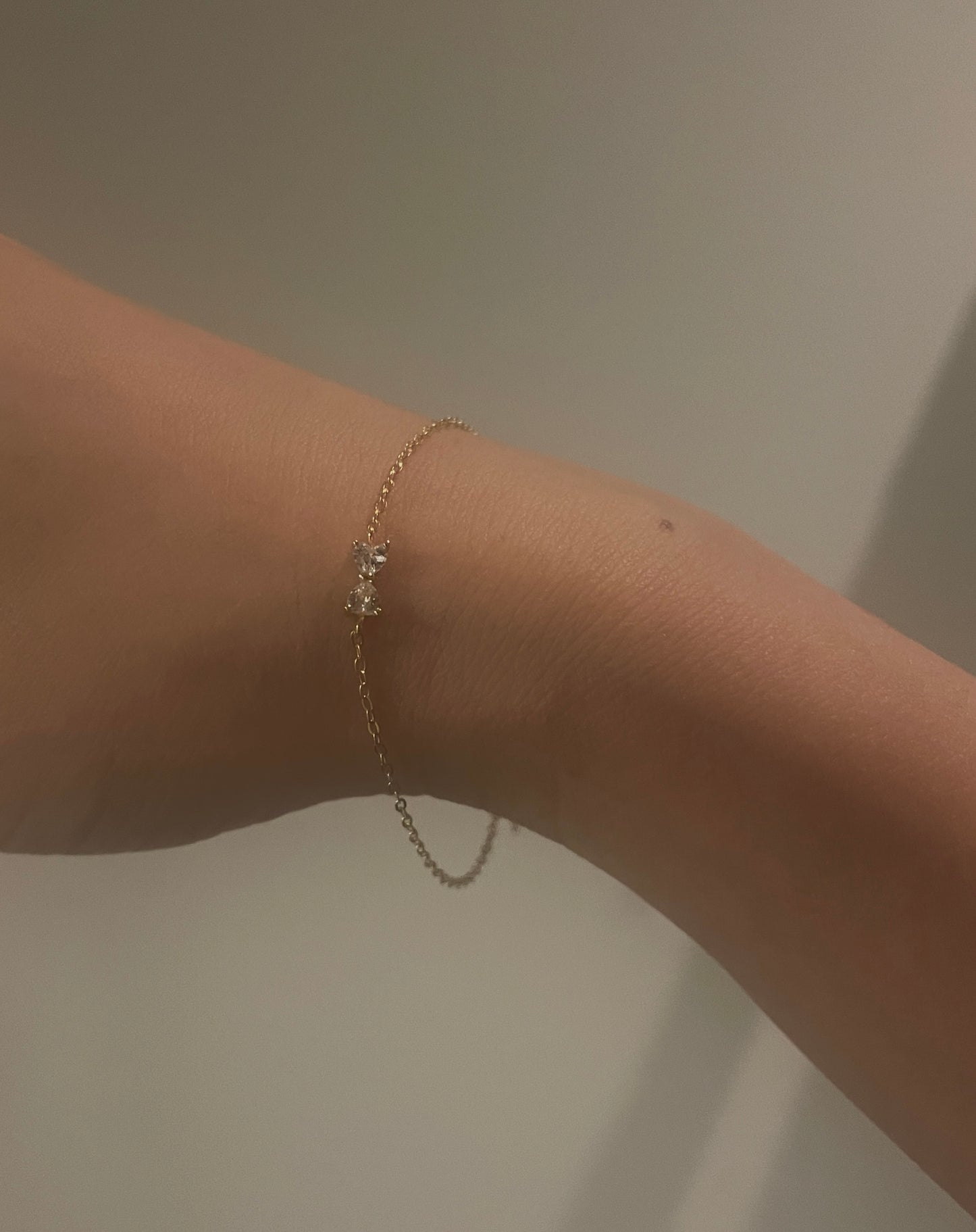 Bow detailed bracelet in gold