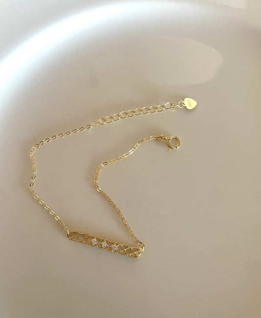 Claire subtle curb chain bracelet in gold