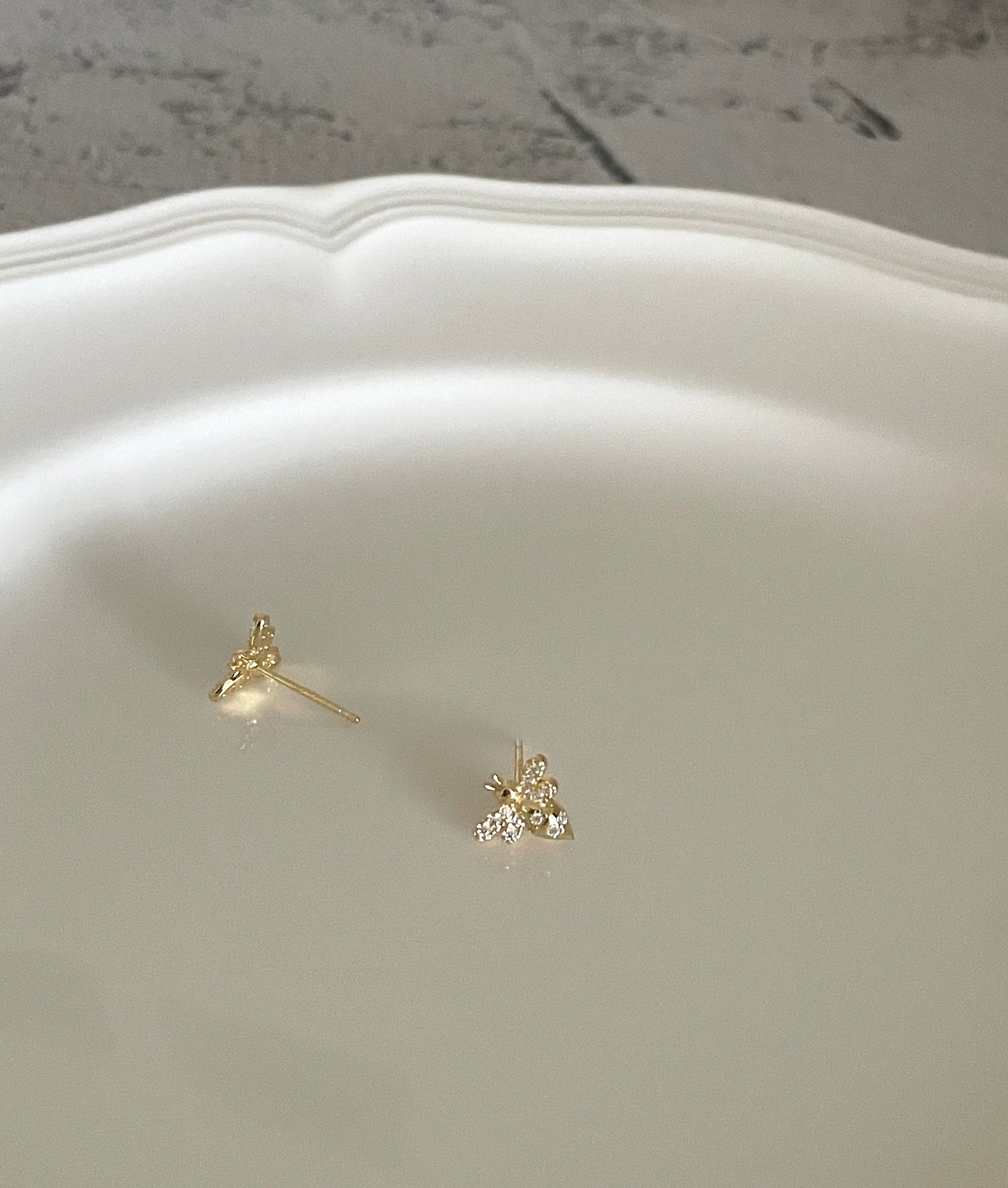 Mondayfree Jewelry little bee stud earrings in gold