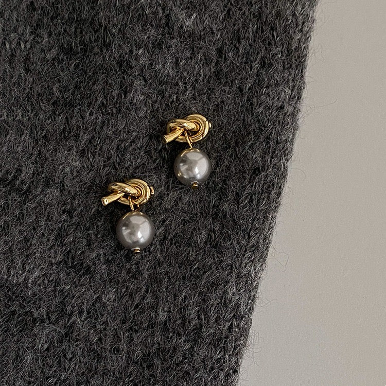 Knot Grey Pearl Earrings In Gold